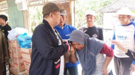Foto: dr. H. Bambang Pujiyanto alias Pak Totok, Calon Bupati Grobogan Nomor urut 2, saat bersalaman dengan keluarga korban kebakaran rumah di desa Katong, Kec. Toroh, Grobogan.