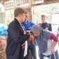 Foto: dr. H. Bambang Pujiyanto alias Pak Totok, Calon Bupati Grobogan Nomor urut 2, saat bersalaman dengan keluarga korban kebakaran rumah di desa Katong, Kec. Toroh, Grobogan.