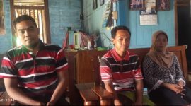 Foto: dari kanan, YS (ibu korban), Fr (Ayah korban) dan Warsito (Paman korban). 