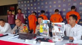 Kapolres Batang AKBP Nur Cahyo Ari Prasetyo saat pers rilis ungkap kasus pemerasan oleh dua oknum wartawan. (20/12)