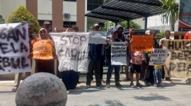 Foto: Puluhan warga desa Pandanharum, Kec. Gabus, Kab. Grobogan, saat menggelar aksi dukungan terhadap anak bawah umur korban dugaan pencabulan. (23/12)
