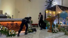 Personel Polres Blora, saat mengecek keamanan gereja. (Dok.Ist)