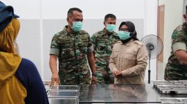 Komandan Kodim 0721/Blora, Letkol Czi 
Yuli Hartanto, S.E., saat mengecek dapur sehat program makan bergizi gratis.
