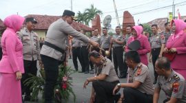 Kapolres Blora AKBP Wawan Andi Susanto, SH, SIK, MH, saat penyiraman air kembang kepada personel kenaikan pangkat. (Dok.Ist)