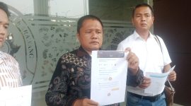 Syafrial saat menunjukan bukti hilangnya amar putusan yang berubah. (Dok.Ist)