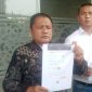 Syafrial saat menunjukan bukti hilangnya amar putusan yang berubah. (Dok.Ist)