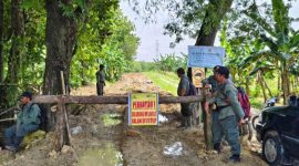 Perhutani KPH Purwodadi saat melakukan penutupan akses jalan truk pengangkut tanah galian c di Desa Katekan, Kec. Brati, Kab. Grobogan. (Dok.Ist)