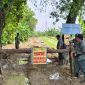 Perhutani KPH Purwodadi saat melakukan penutupan akses jalan truk pengangkut tanah galian c di Desa Katekan, Kec. Brati, Kab. Grobogan. (Dok.Ist)