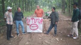 Akses jalan di kawasan hutan Perhutani yang digunakan untuk perlintasan truk pengangkut tanah ditutup. (Dok.Ist) 