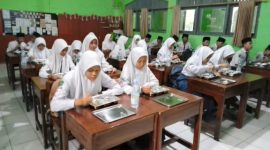 Hari kedua Makan bergizi gratis di MTsN 2 Kudus. (Foto: Fzn)