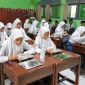 Hari kedua Makan bergizi gratis di MTsN 2 Kudus. (Foto: Fzn)