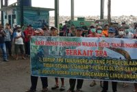 Ratusan warga desa Tanjungrejo, Kec. Jekulo, Kudus, saat unjuk rasa terkait bau menyengat TPA sampah. (Dok.Ist)