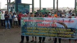 Ratusan warga desa Tanjungrejo, Kec. Jekulo, Kudus, saat unjuk rasa terkait bau menyengat TPA sampah. (Dok.Ist)