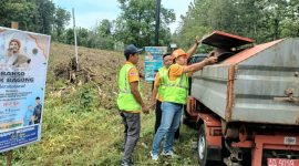 Forkompimcam Juwangi dan KPH Telawa, saat membersihkan sampah di tepi jalan. (Dok.Ist) 