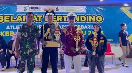 Tiga Peserta Lomba dari SMPN 2 Kaliwungu Kudus, saat terima piala LKBB. (Foto:Fzn)