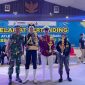 Tiga Peserta Lomba dari SMPN 2 Kaliwungu Kudus, saat terima piala LKBB. (Foto:Fzn)