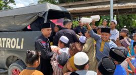 Brimob Polda Kalteng, saat bagikan paket makanan kepada anak-anak. (Dok.Ist)