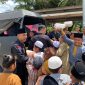 Brimob Polda Kalteng, saat bagikan paket makanan kepada anak-anak. (Dok.Ist)
