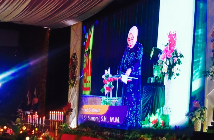 Bupati Grobogan Sri Sumarni, saat memberikan sambutan Perayaan Natal Bersam di gedung Dewi Sri Purwodadi, Grobogan. Jumat (17/1/2025).