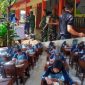 Anggota Kodim Pati nampak sedang membantu pendistribusian program MBG disejumlah sekolah di Pati.