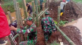 Anggota Koramil 12/Margorejo Pati, saat memperbaiki tanggul jebol sungai Silugonggo Jimbaran.
