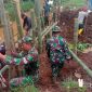 Anggota Koramil 12/Margorejo Pati, saat memperbaiki tanggul jebol sungai Silugonggo Jimbaran.