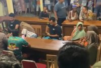 Suasana saat Kades Tanjungrejo bersama teman wanitanya diarak oleh warga ke balai desa. Jumat (17/1/2025) malam.