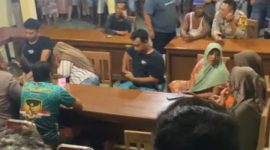Suasana saat Kades Tanjungrejo bersama teman wanitanya diarak oleh warga ke balai desa. Jumat (17/1/2025) malam.