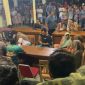 Suasana saat Kades Tanjungrejo bersama teman wanitanya diarak oleh warga ke balai desa. Jumat (17/1/2025) malam.