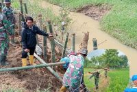 Anggota Koramil Tambakromo berjibaku perbaiki tanggul jebol sungai Kedung Lumbung. (Dok Ist)