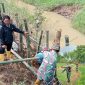 Anggota Koramil Tambakromo berjibaku perbaiki tanggul jebol sungai Kedung Lumbung. (Dok Ist)