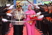 Upacara tradisi pedang pora penyambutan dan pelepasan dari Kapolres lama AKBP Dedy Anung ke Kapolres baru AKBP Ike Yulianto. (Dok.Ist)