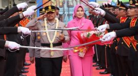Upacara tradisi pedang pora penyambutan dan pelepasan dari Kapolres lama AKBP Dedy Anung ke Kapolres baru AKBP Ike Yulianto. (Dok.Ist)