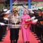 Upacara tradisi pedang pora penyambutan dan pelepasan dari Kapolres lama AKBP Dedy Anung ke Kapolres baru AKBP Ike Yulianto. (Dok.Ist)
