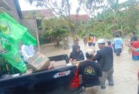 PWI LS Demak Bintoro, saat turun di lokasi banjir, bantu masyarakat terdampak. (Foto:Ags)