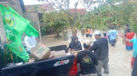 PWI LS Demak Bintoro, saat turun di lokasi banjir, bantu masyarakat terdampak. (Foto:Ags)