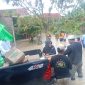 PWI LS Demak Bintoro, saat turun di lokasi banjir, bantu masyarakat terdampak. (Foto:Ags)