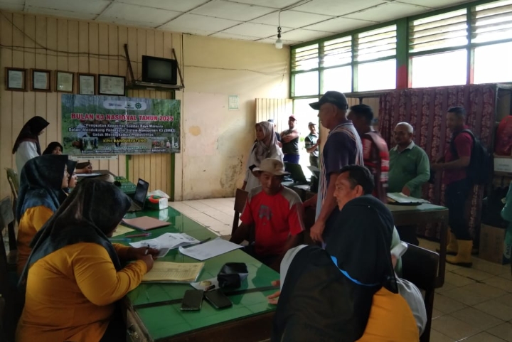 Pemeriksaan kesehatan tenaga kerja non karyawan bersama Puskesmas Kapuan di TPK Randublatung II. (Dok.Ist)