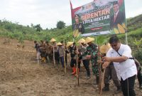Kegiatan penanaman jagung bersama Kapolres Kudus, Pj Bupati Kudus, Dandim 0722 Kudus diwakili Danramil Jekulo, perwakilan dari Kejaksaan Negeri Kudus, Perwakilan Pengadilan Negeri Kudus, Kepala Perhutani wilayah Pati serta Kades ,Perangkat Desa Terban dan sejumlah petani Kapolres Kudus.
