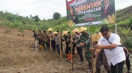 Kegiatan penanaman jagung bersama Kapolres Kudus, Pj Bupati Kudus, Dandim 0722 Kudus diwakili Danramil Jekulo, perwakilan dari Kejaksaan Negeri Kudus, Perwakilan Pengadilan Negeri Kudus, Kepala Perhutani wilayah Pati serta Kades ,Perangkat Desa Terban dan sejumlah petani Kapolres Kudus.