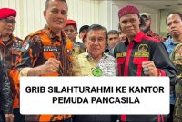 Ketua Umum PP, Kanjeng Pangeran Haryo Japto Soelistio Soerjosoemarno, bersama Hercules Ketua Umum GRIB Jaya (kanan). 