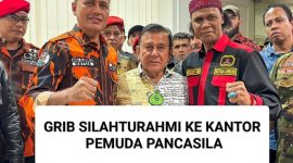 Ketua Umum PP, Kanjeng Pangeran Haryo Japto Soelistio Soerjosoemarno, bersama Hercules Ketua Umum GRIB Jaya (kanan). 