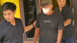 Agus Suprapto mengenakan masker putih tersangka kasus korupsi PNPM, saat digiring Tim Tabur Kejaksaan Negeri Grobogan. (Dok.Ist)