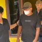Agus Suprapto mengenakan masker putih tersangka kasus korupsi PNPM, saat digiring Tim Tabur Kejaksaan Negeri Grobogan. (Dok.Ist)