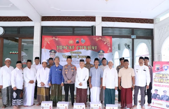 Kegiatan Jumat Curhat di Masjid Baiturrahman Desa Jambu, Kecamatan Mlonggo, Kabupaten Jepara, pada Jumat (24/1/2025). Nampak Wakapolres Jepara Kompol Edy Sutrisno.