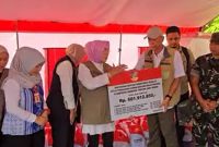 Wamensos Agus Jabo Priyono saat menyerahkan bantuan sebesar Rp 601 juta sacara simbolis kepada Bupati Grobogan Hj. Sri Sumarni, untuk korban bencana banjir. (Dok.Ist)