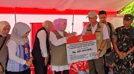 Wamensos Agus Jabo Priyono saat menyerahkan bantuan sebesar Rp 601 juta sacara simbolis kepada Bupati Grobogan Hj. Sri Sumarni, untuk korban bencana banjir. (Dok.Ist)