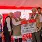 Wamensos Agus Jabo Priyono saat menyerahkan bantuan sebesar Rp 601 juta sacara simbolis kepada Bupati Grobogan Hj. Sri Sumarni, untuk korban bencana banjir. (Dok.Ist)