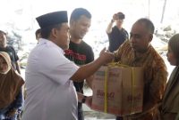 Bupati Blora Arief Rohman, saat tinjau lokasi kebakaran sekaligus berikan bantuan kepada korban terdampak kebakaran pasar Induk Cepu Blora. (Dok.Ist)