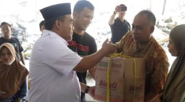 Bupati Blora Arief Rohman, saat tinjau lokasi kebakaran sekaligus berikan bantuan kepada korban terdampak kebakaran pasar Induk Cepu Blora. (Dok.Ist)
